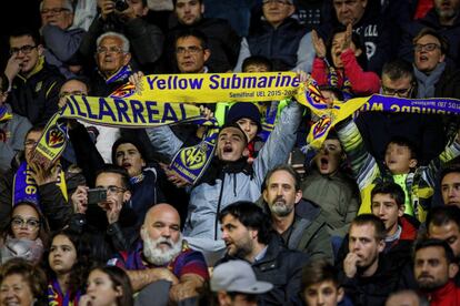 Aficionados del Villarreal durante el partido de Liga en Primera División ante el FC Barcelona.