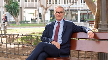 El exministro José Guirao, en el parque de Oliveros, en Almería.