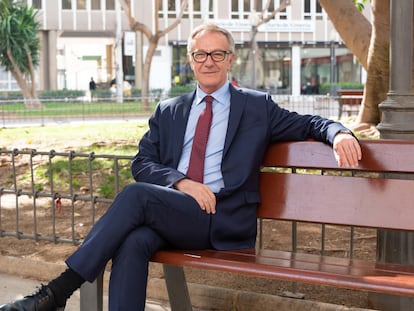 El exministro José Guirao, en el parque de Oliveros, en Almería.