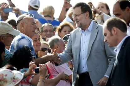 Mariano Rajoy saluda a varias personas durante su visita a Santander para presenciar el Mundial de Vela.