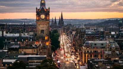 Atardecer en Princes Street, en Ediburgo.