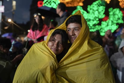 Una pareja se protege de la lluvia que ha caído esta tarde en Ciudad de México. 