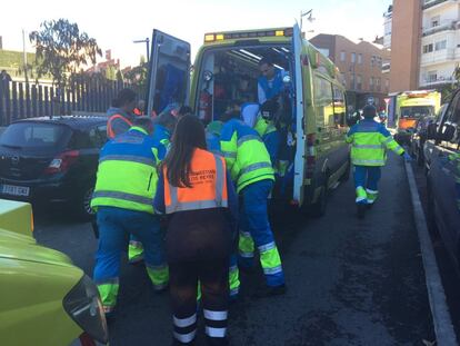 El Servicio de Urgencias Médicas de la Comunidad de Madrid (Summa) traslada al joven tiroteado en Alcobendas.