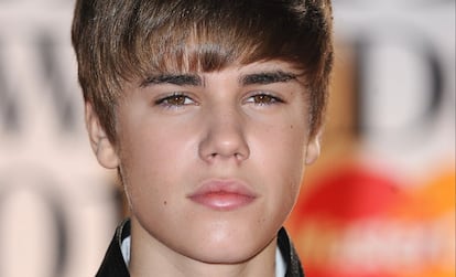 Justin Drew Bieber, más conocido como Justin Bieber nació en Canadá el 1 de marzo de 1994. El cantante fue descubierto gracias a unos vídeos de él en YouTube por el ejecutivo de la industria de la música Scooter Braun. Más tarde Braun presentó al pequeño Bieber con el músico Usher quien lo lanzó a la fama. 