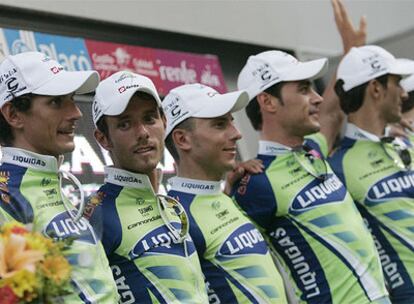 Los componentes del Liquigas festejan la victoria de etapa en el podio de Granada.