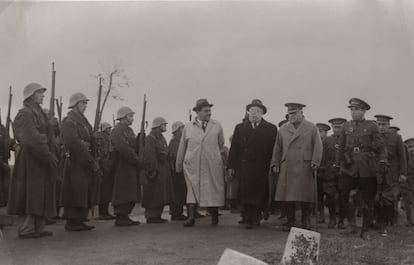 El presidente de la República Manuel Azaña junto al general Miaja, a la derecha de la foto en un lugar y fecha no identificados.