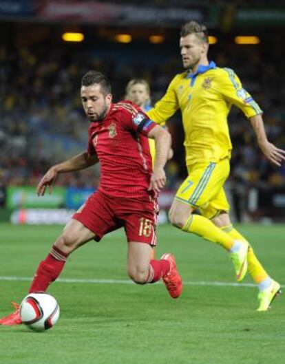Jordi Alba protege el balón ante Yarmolenko.