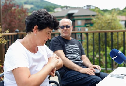 La vecina de Bera de Bidasoa (Navarra), Fátima Román, junto a su marido, Rafael Sarobe.