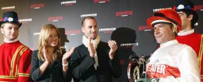 Jade Jagger y Joseph Fiennes aplauden al jinete Olindo Mongelluzzo, ganador de la London Cup.