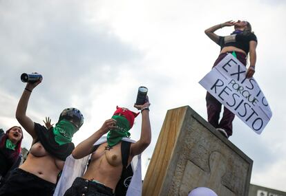 El color violeta representando la lucha por los derechos de las mujeres comenzó a teñir las afueras de la Fiscalía General de la Nación en Bogotá, el punto de encuentro de la que se visualiza como una de las más grandes manifestaciones de este 8 de marzo en la capital colombiana.