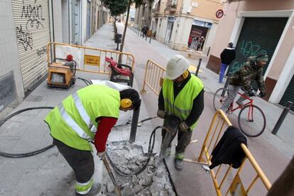 Operarios tratan de solucionar la avería de gas en el Poblenou.