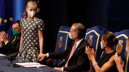 La princesa Leonor recibe el saludo del Rey tras su discurso.