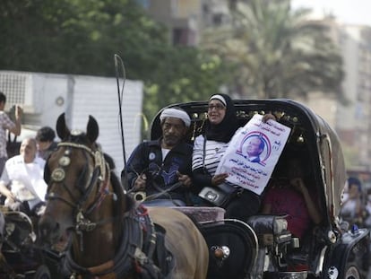 Uma seguidora faz campanha por Al-Sisi neste sábado no Cairo.