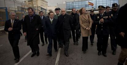 Fernández, en el centro, durante su visita a Ceuta.