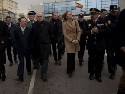 Fern&aacute;ndez, en el centro, durante su visita a Ceuta.