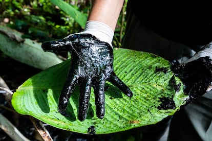 Mão manchada de petróleo: parte do tour que tem como objetivo mostrar aos visitantes os enormes danos que empresas petrolíferas causaram ao meio ambiente