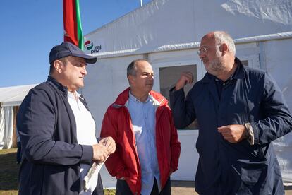 El presidente del PNV Andoni Ortuzar (a la izquierda) conversa con el secretario general de Junts, Jordi Turrull (en el centro), y el diputado de Junts Eduard Pujol, durante el acto celebrado con motivo del día del PNV, este domingo en las campas del pueblo de Foronda cerca de Vitoria.