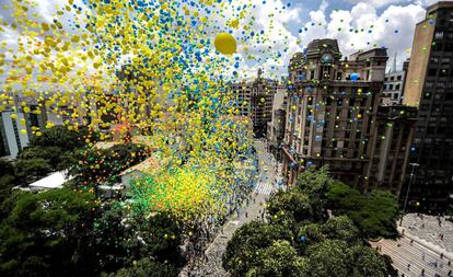 Balões lançados pela Associação Comercial de São Paulo nesta sexta-feira tomam o céu do centro da cidade.