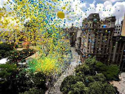 Balões lançados pela Associação Comercial de São Paulo nesta sexta-feira tomam o céu do centro da cidade.
