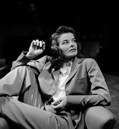 A la postura combativa y retadora del uso de los panatalones por parte de las mujeres, la actriz Katherine Hepburn le añadió glamour. Hepburn como Marlene Dietrich cionvirtieron esta prenda en un símbolo de independencia no exento de estilo y sofisticación.