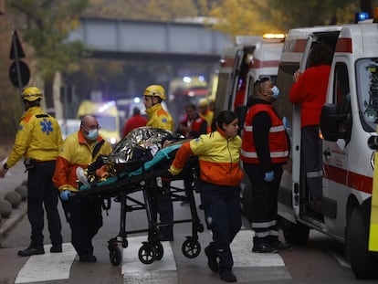 Los servicios sanitarios atienden a heridos en el choque de la estación de Moncada i Reixac  (Barcelona), este miércoles.