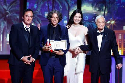 Jonathan Glazer posa con el Gran Premio del Jurado de Cannes por 'La zona de interés', su adaptación de la novela del recién fallecido Martin Amis.