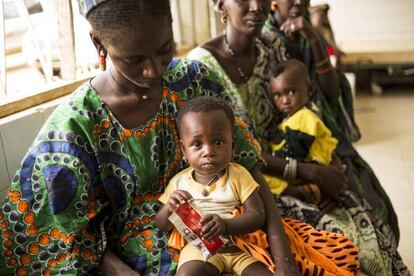 Haby Diallo, de 28 años, da un suplemento nutricional a su hija, Mariama Ba, en el centro de salud de Ould M’Bonny.