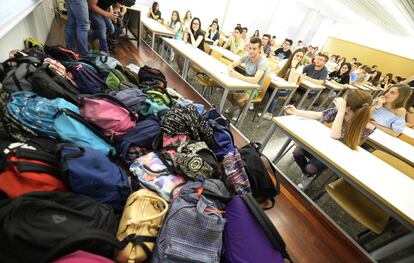 Mochilas a la entrada del aula, en una aula del Universidad de Valencia.