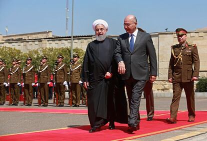 El presidente iraquí, Barham Salih y el presidente iraní Hassan Rouhani, se dirigen a su reunión en el Palacio Salam en Bagdad (Irak).