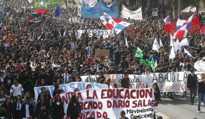Estudiantes se manifiestan por su educación en Chile.