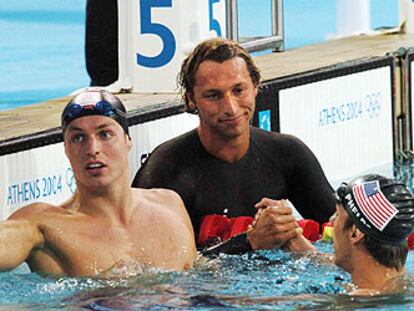 Ian Thorpe (en el centro) recibe la felicitación de Michael Phelps, junto a Pieter van den Hoogenband.