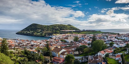 Vista de  Angra do Heroísmo desde lo alto de Alto da Memória, en la isla de Terceira.