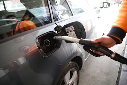 Un empleado de una gasolinera de Madrid.  