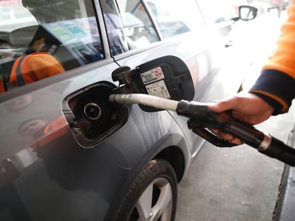 Un empleado de una gasolinera de Madrid.  