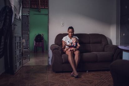 Jaqueline com Lara Sophia, de seis meses, na casa onde moram.