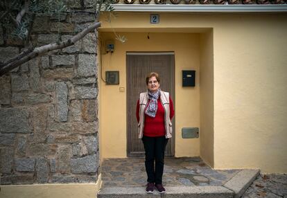 María de los Ángeles Zamora, delante de su casa, en Pueblonuevo de Miramontes, Cáceres. ANDREA COMAS