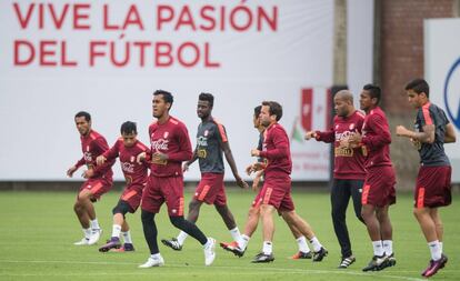 Entrenamiento de la selección de Perú antes de recibir a Argentina en Lima.