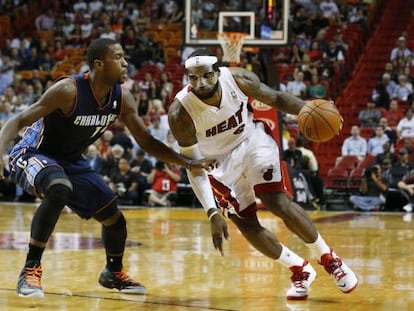 LeBron James, durante el partido ante Charlotte.