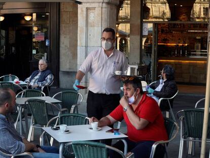 Un camarero sirve a los clientes en una terraza de la Plaza Mayor de Salamanca.
