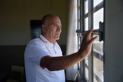 Luis Alberto Valor mira por una ventana del penal de Urdampilleta, en enero pasado.  