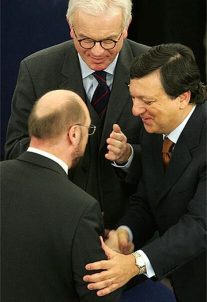 Barroso saluda al presidente del grupo Popular Europeo, Hans-Gert Poettering, ante el líder  del grupo socialista, Martin Schultz, en Estrasburgo.