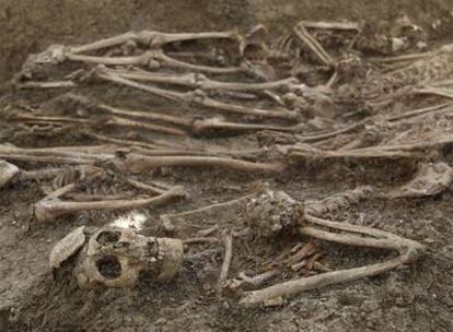 Cadáveres de la fosa común del cementerio de San Rafael de Málaga. En la foto, un cuerpo maniatado con alambre.