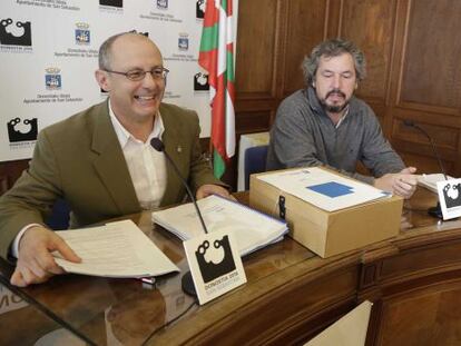 El alcalde donostiarra, Juan Karlos Izagirre, junto al responsable de Hacienda del consistorio, durante la presentación de los presupuestos de 2015.