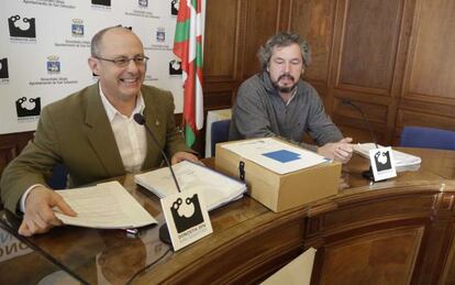 El alcalde donostiarra, Juan Karlos Izagirre, junto al responsable de Hacienda del consistorio, durante la presentación de los presupuestos de 2015.
