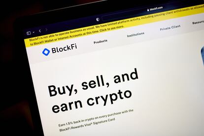 Sitio web de la plataforma de criptodivisas BlockFi, con un aviso de que no estaba operando con normalidad.