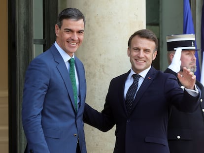 El presidente francés, Emmanuel Macron, da la bienvenida al presidente del Gobierno español, Pedro Sánchez