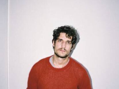 Louis Garrel posa para ICON con camiseta y jersey Lemaire en el Hotel María Cristina de San Sebastián.