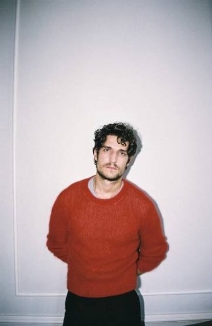 Louis Garrel posa para ICON con camiseta y jersey Lemaire en el Hotel María Cristina de San Sebastián.