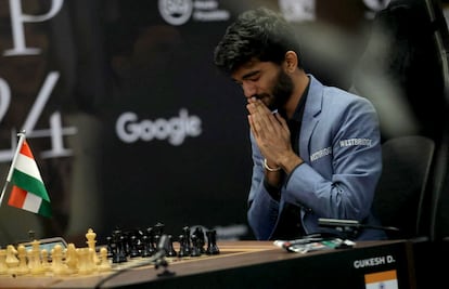 Gukesh Dommaraju nada más ganar la 14ª partida que le convierte en campeón del mundo con 18 años.