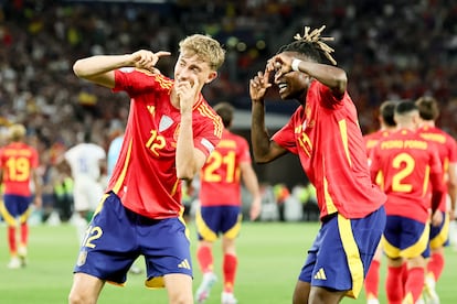 Nico Williams y Dean Huijsen, de España, celebran el tanto marcado ante Francia por el primero.